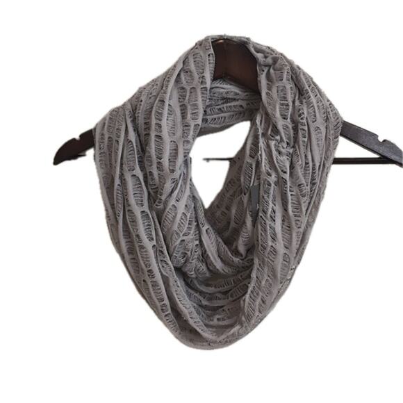 Jules Smith Gray Distressed Infinity Scarf NWT - Picture 3 of 4